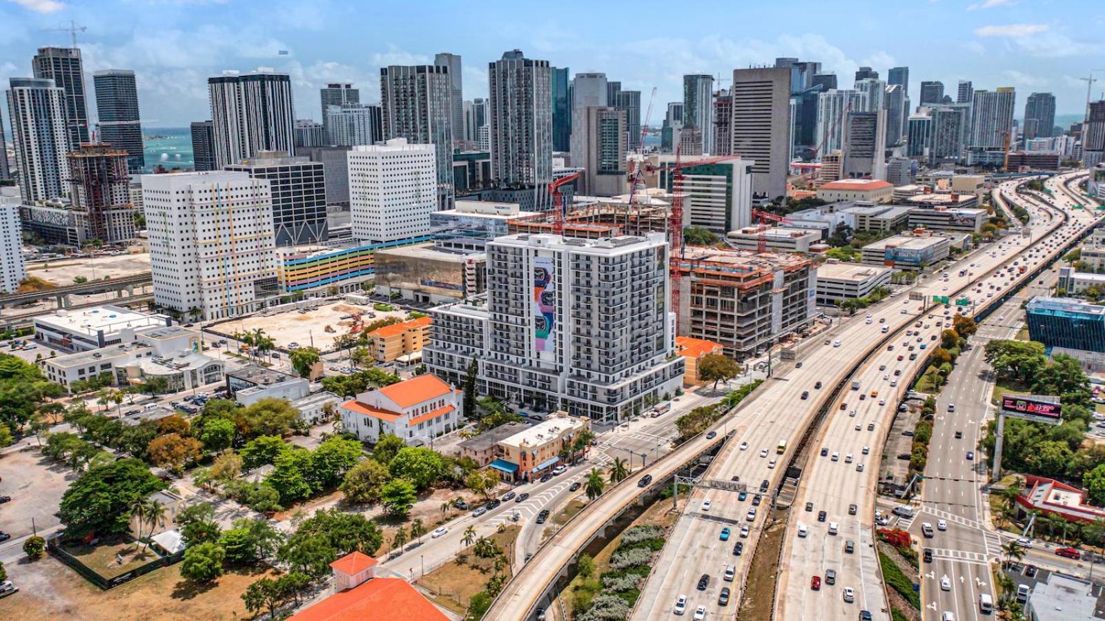 Modern 2 Bed Mins From Brickell With Free Parking