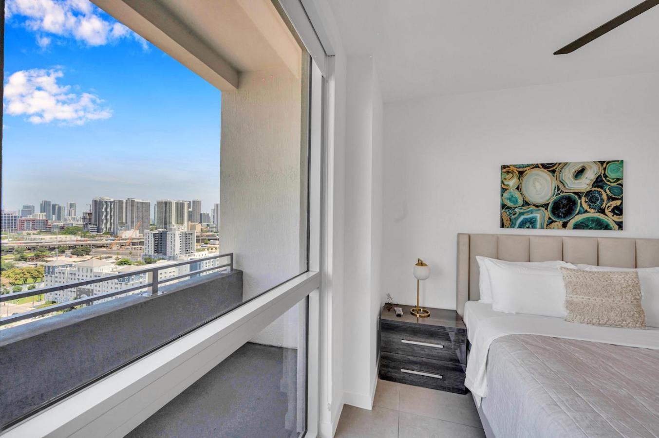 Modern 2 Bed Mins From Brickell With Free Parking Appartement *