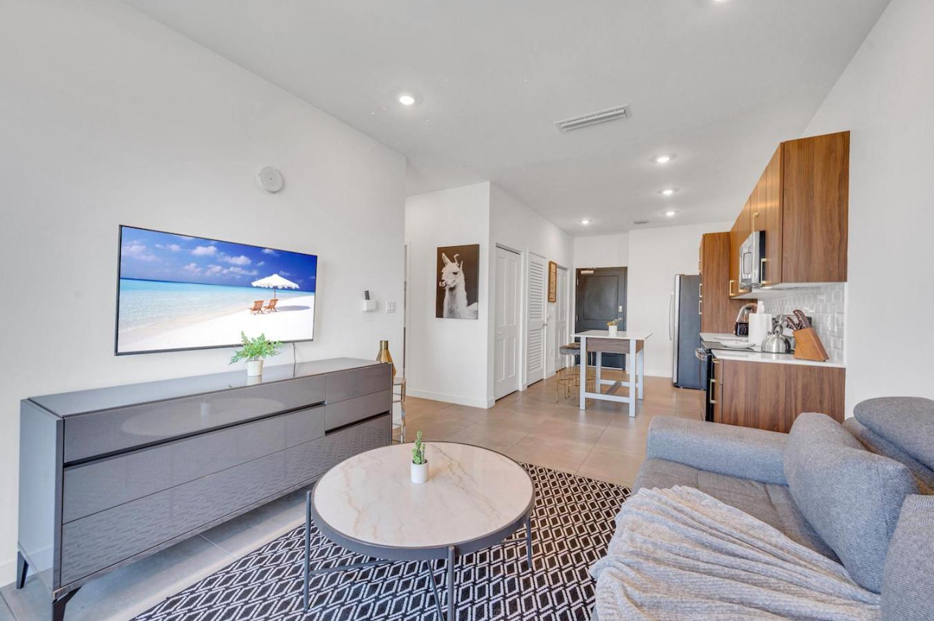 Modern 2 Bed Mins From Brickell With Free Parking Apartment Miami